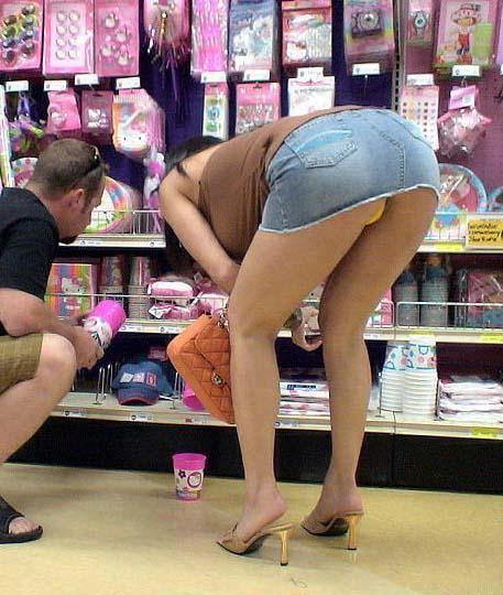 Upskirt In Walmart - MILF in a mini giving an upskirt at Walmart - Freakden