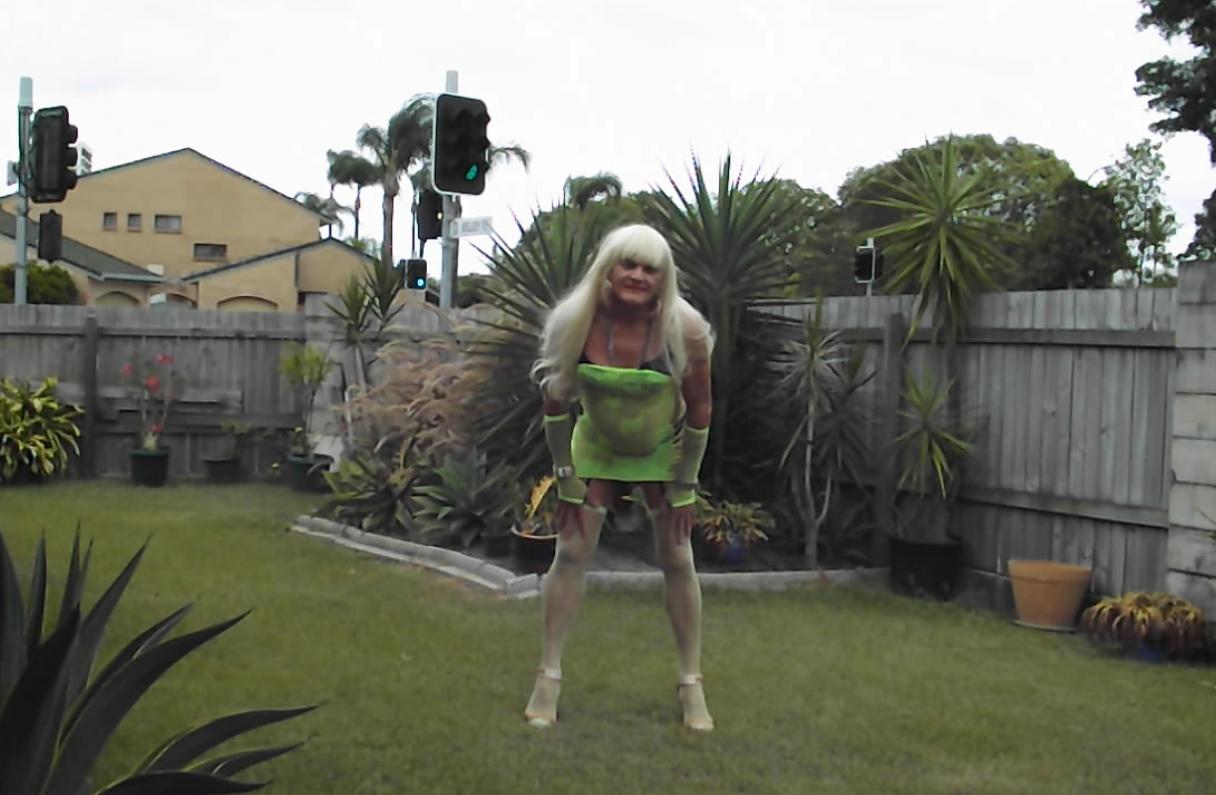 Sissyslutbecky In Her Garden Freakden