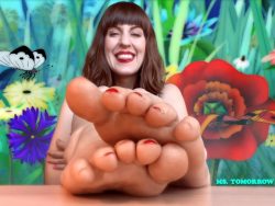 Jerk to these bare feet while you get teased and laughed at on cam