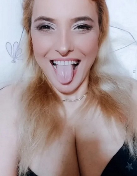Porn Milf Big Tits Tease - Blonde milf with big tits teases men on webcam - Freakden
