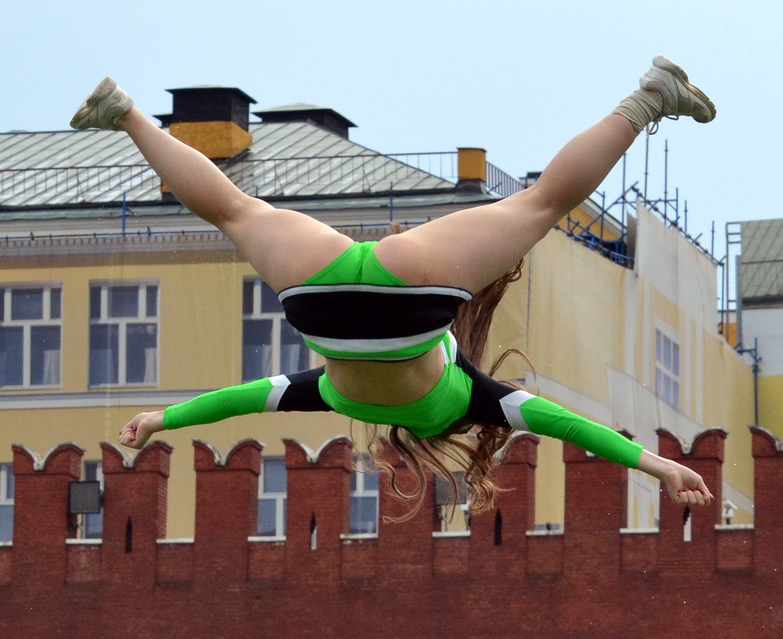 Cheerleader doing a flying crotch shot - Freakden