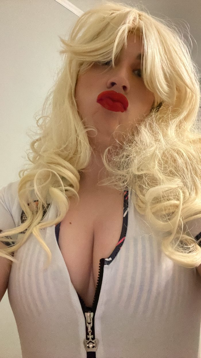 Sissy Kelly Peach from Michigan exposed