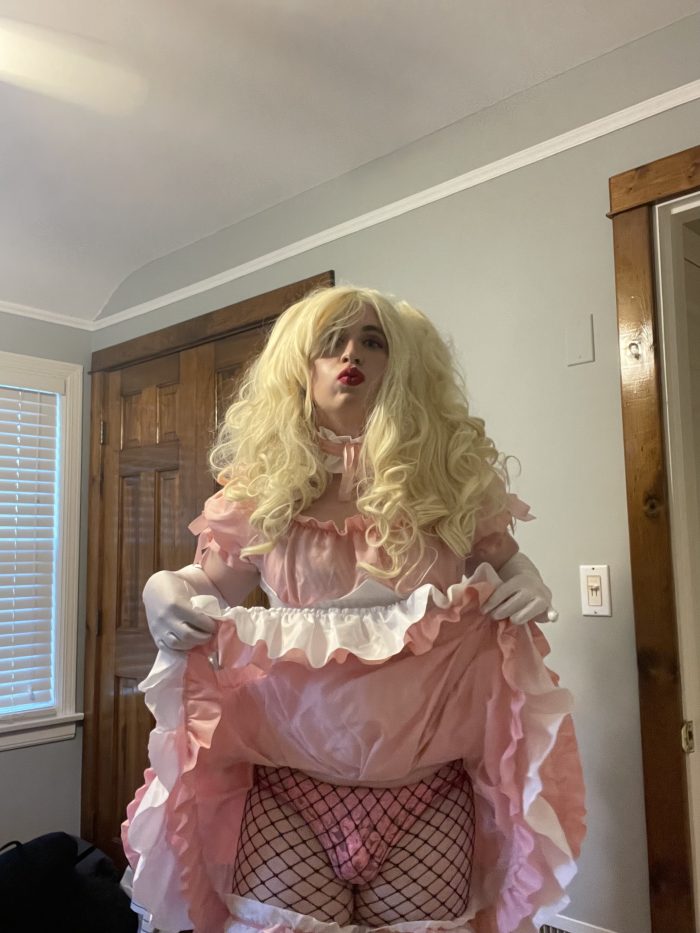 Sissy Kelly Peach from Michigan exposed