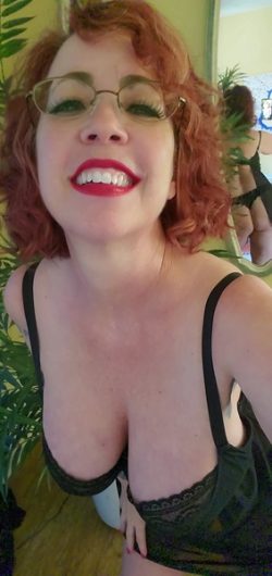 Redhead cougar doing live cock ratings