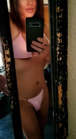 TS hottie Gianna snaps mirror selfie