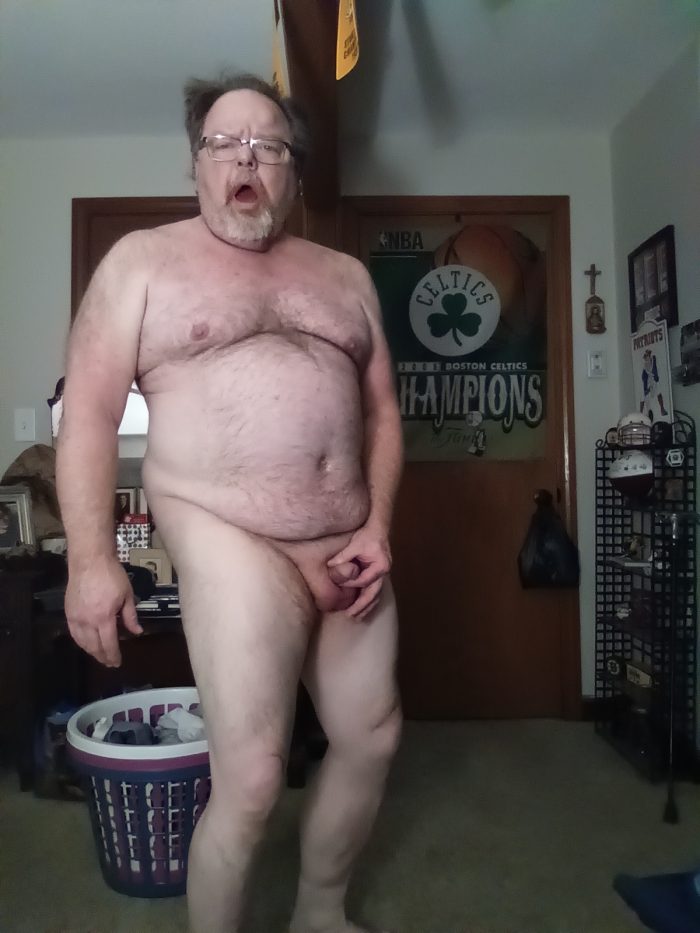 Daddyfuckpig stretches his nut sack