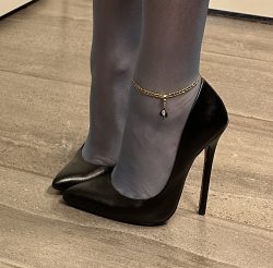 Sissy in blue nylons and 14cm heels with QoS anklet